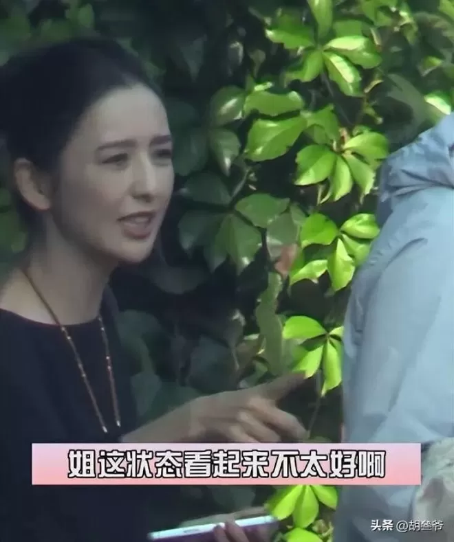 佟丽娅跟陈思诚父母聚会！陈妈妈打扮浮夸好富态