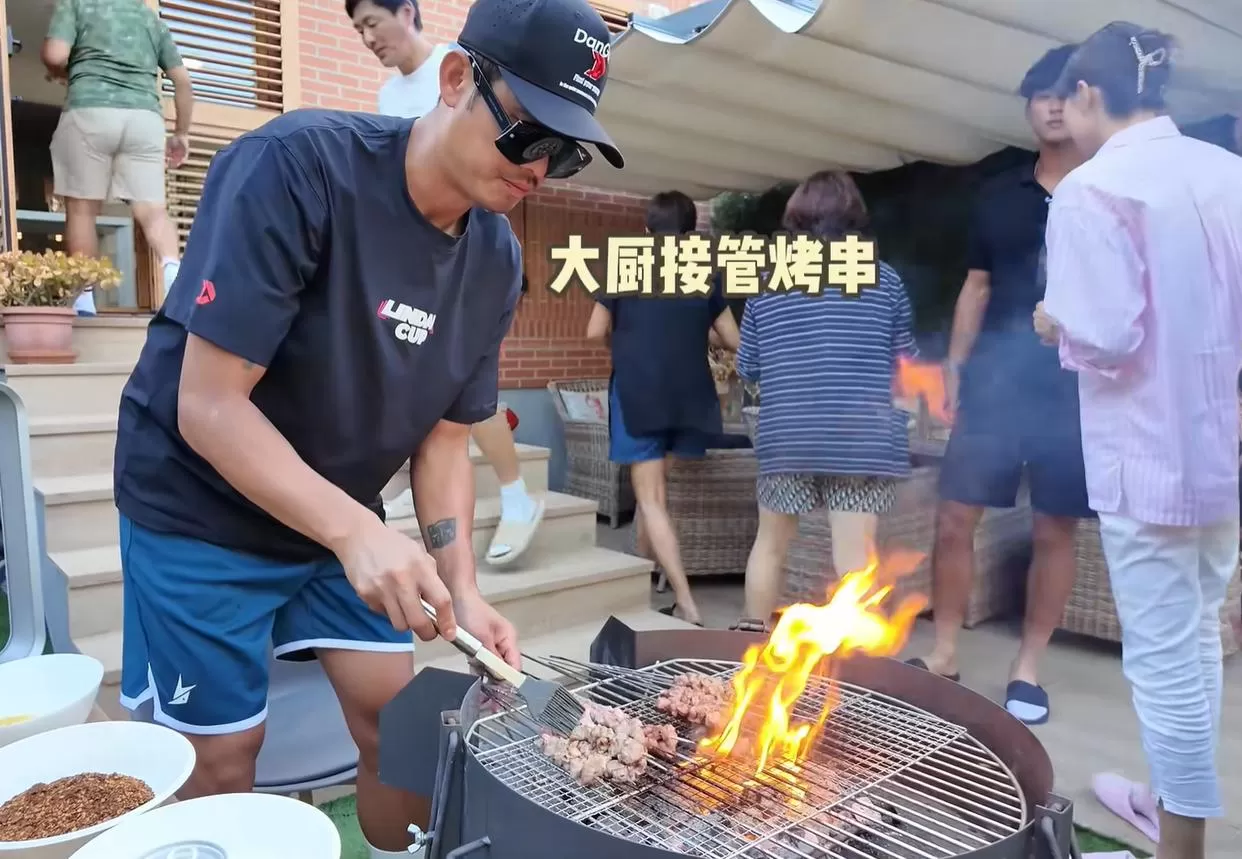林丹一家4口住西班牙别墅，买了2辆豪车，比邹市明有钱生活安逸
