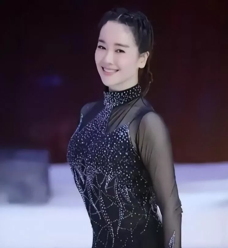 她曾是体操冠军，16岁被姜文带进娱乐圈，风流成性，绯闻多如雪花