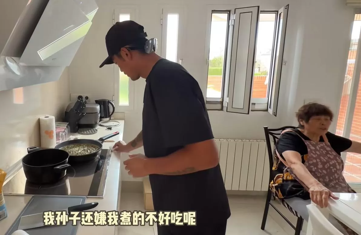 林丹一家4口住西班牙别墅，买了2辆豪车，比邹市明有钱生活安逸