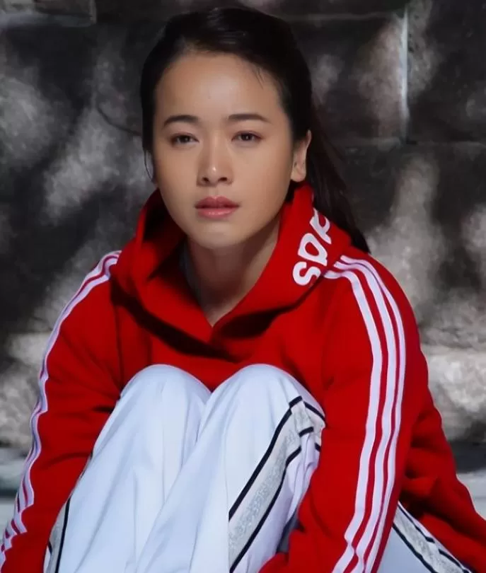她曾是体操冠军，16岁被姜文带进娱乐圈，风流成性，绯闻多如雪花