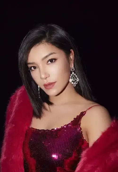 超女冠军江映蓉：过度医美后像"怪物"，全身只剩下眼珠是自己的