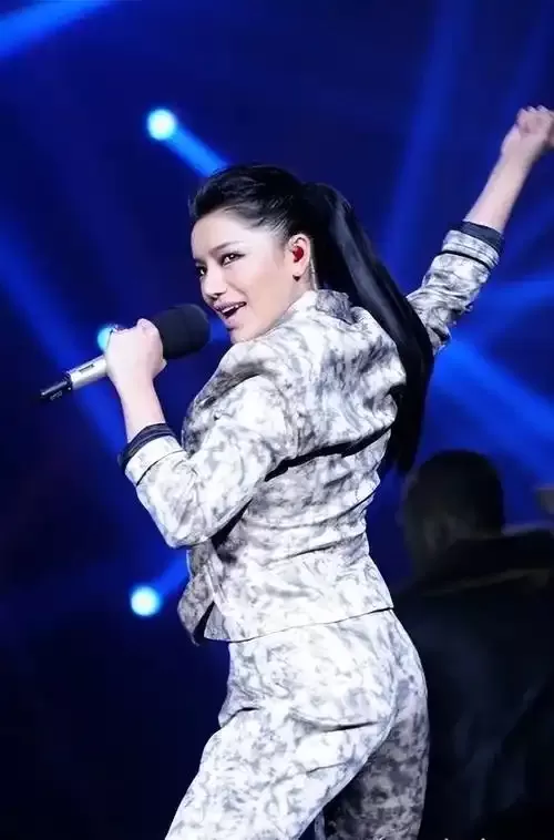 超女冠军江映蓉：过度医美后像"怪物"，全身只剩下眼珠是自己的