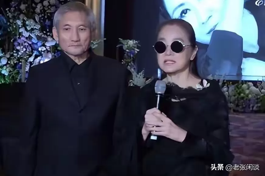 林青霞追思会现场发飙，抢过徐克话筒：她忍了44年，今天不再忍。