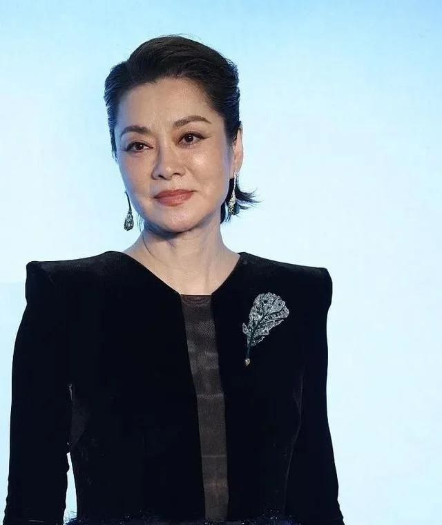 富豪丈夫去世5年后 63岁毛阿敏近况:白发不染黑 儿女相伴