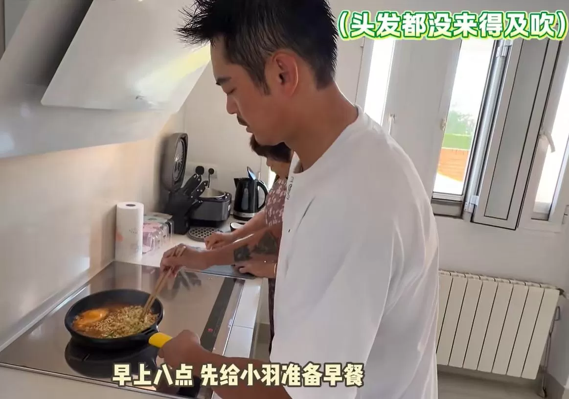 林丹一家4口住西班牙别墅，买了2辆豪车，比邹市明有钱生活安逸