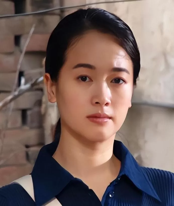 她曾是体操冠军，16岁被姜文带进娱乐圈，风流成性，绯闻多如雪花