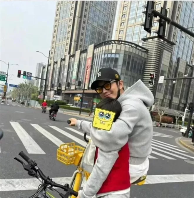 上海偶遇杨颖遛娃，身形丰腴接地气