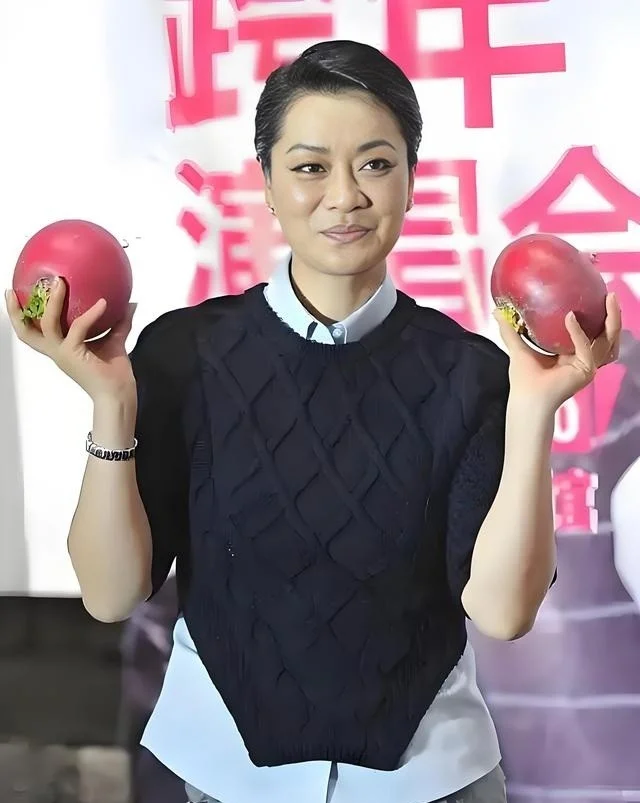 富豪丈夫去世5年后 63岁毛阿敏近况:白发不染黑 儿女相伴