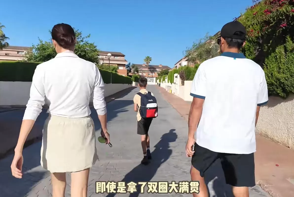 林丹一家4口住西班牙别墅，买了2辆豪车，比邹市明有钱生活安逸