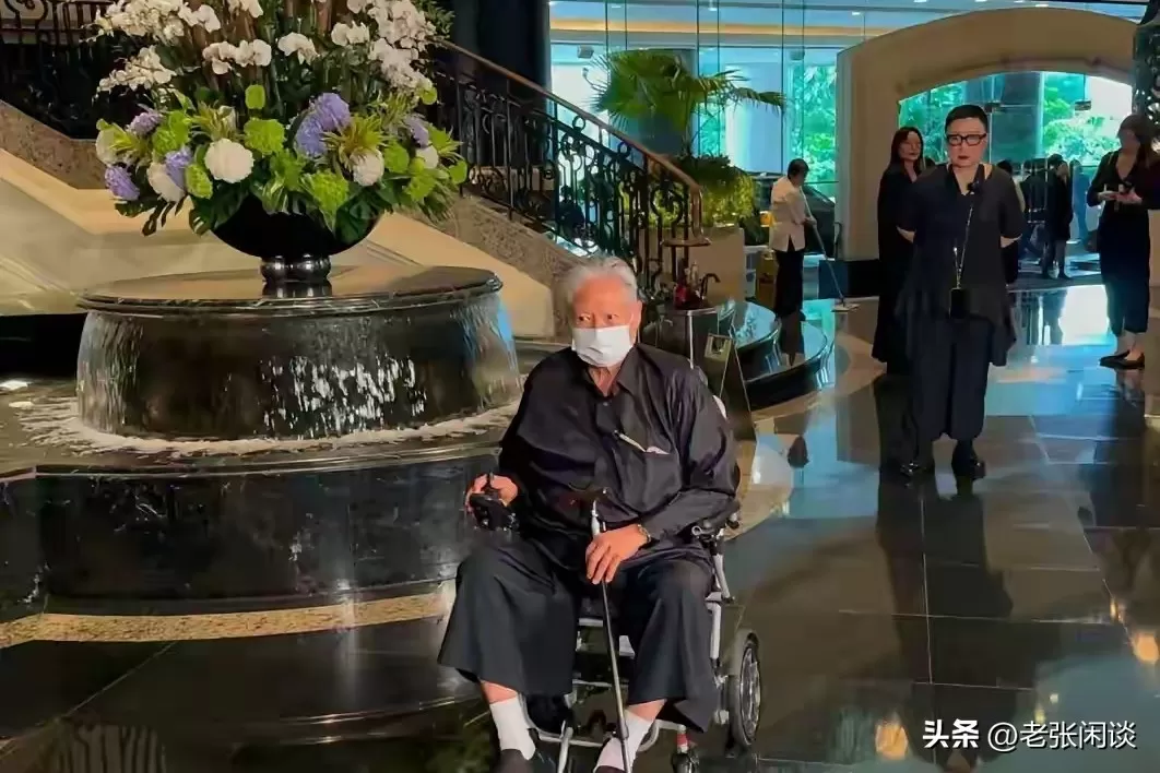 林青霞追思会现场发飙，抢过徐克话筒：她忍了44年，今天不再忍。