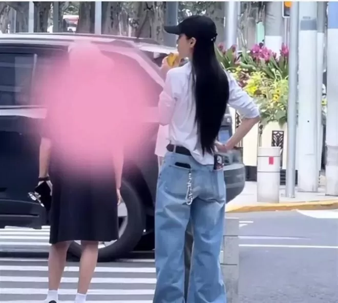 上海偶遇杨颖遛娃，身形丰腴接地气