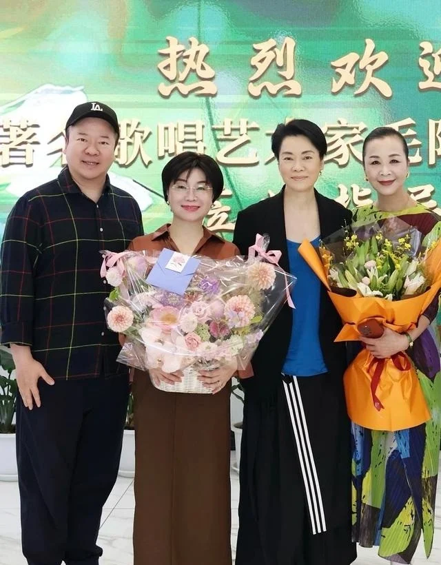富豪丈夫去世5年后 63岁毛阿敏近况:白发不染黑 儿女相伴