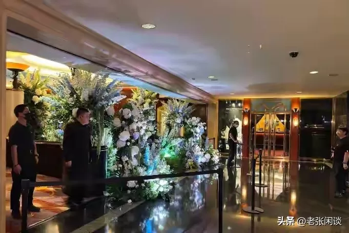 林青霞追思会现场发飙，抢过徐克话筒：她忍了44年，今天不再忍。