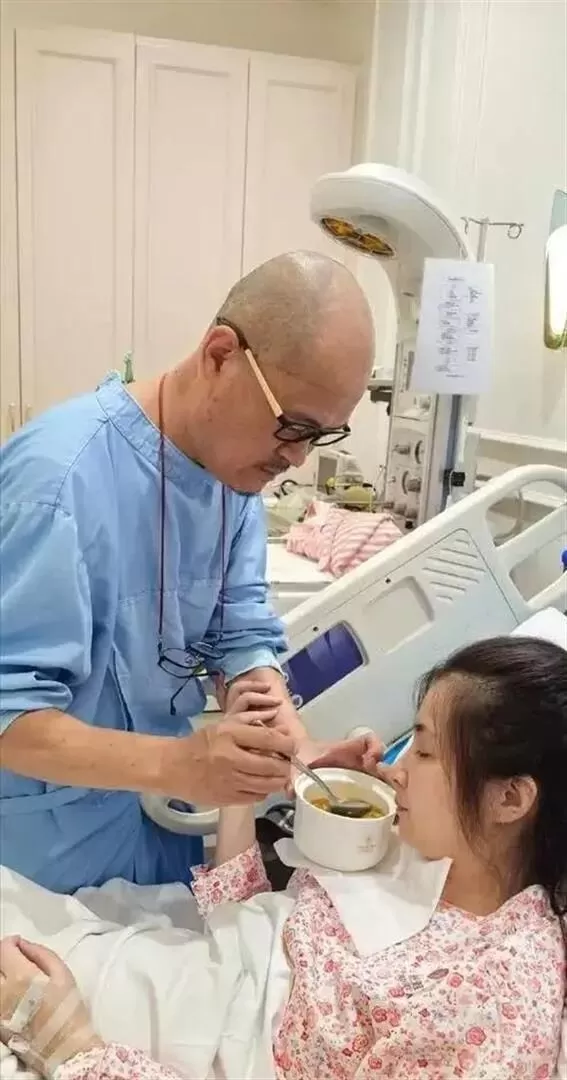 知名歌手娶小25岁娇妻，年近60岁儿子才1岁