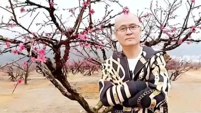 知名歌手娶小25岁娇妻，年近60岁儿子才1岁