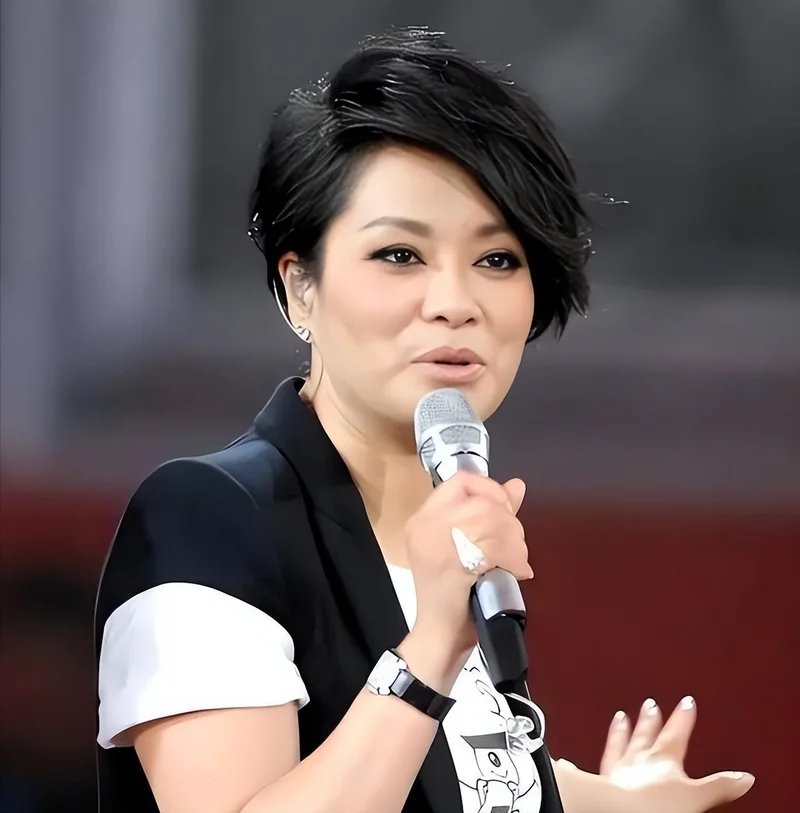 富豪丈夫去世5年后 63岁毛阿敏近况:白发不染黑 儿女相伴