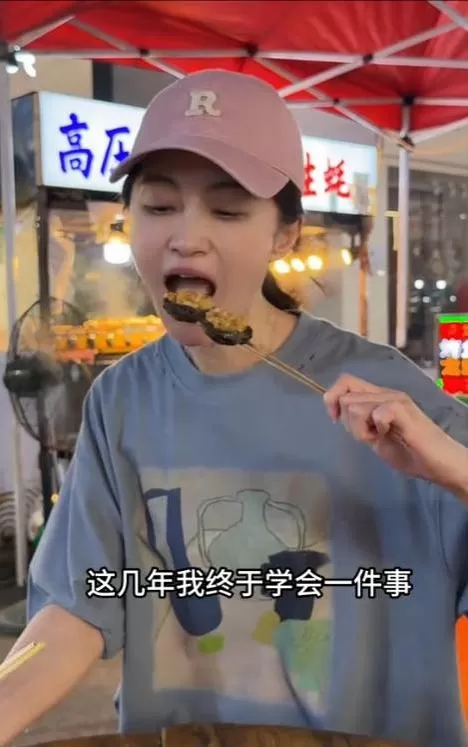 44岁姚笛现状：回老家吃烧烤，与丈夫长期分居，在家带孩子难复出