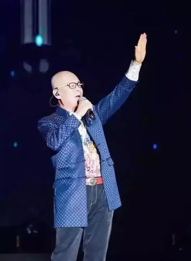 知名歌手娶小25岁娇妻，年近60岁儿子才1岁