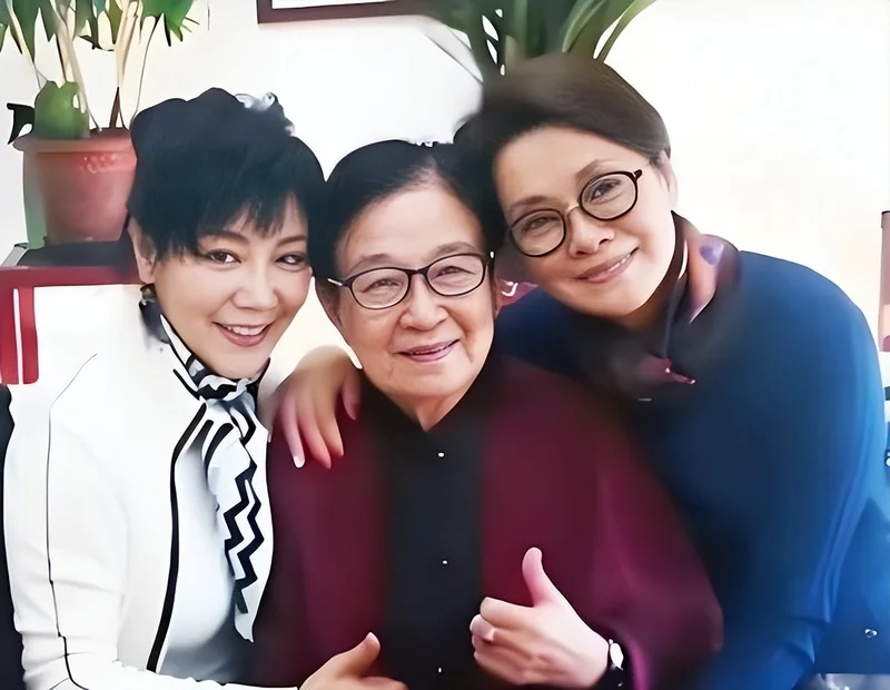 富豪丈夫去世5年后 63岁毛阿敏近况:白发不染黑 儿女相伴
