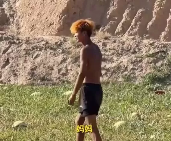 “精神小伙”写《我的妈妈》看哭全网