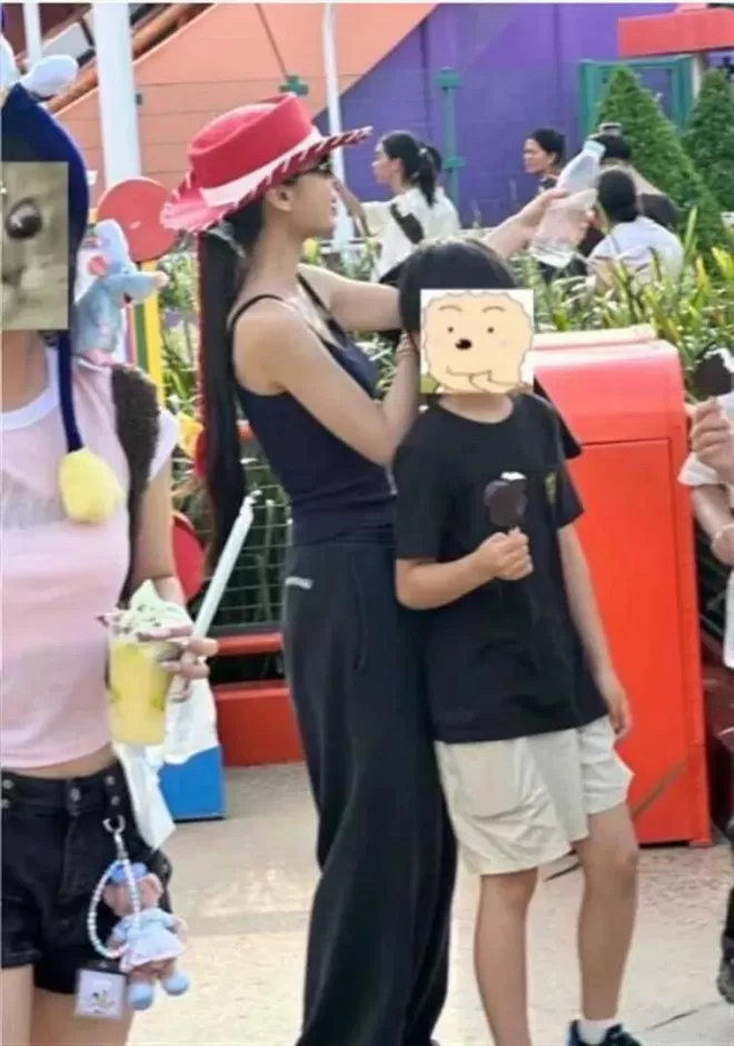 上海偶遇杨颖遛娃，身形丰腴接地气