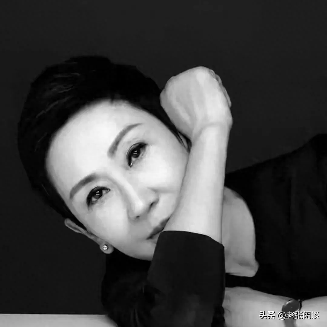 林青霞追思会现场发飙，抢过徐克话筒：她忍了44年，今天不再忍。