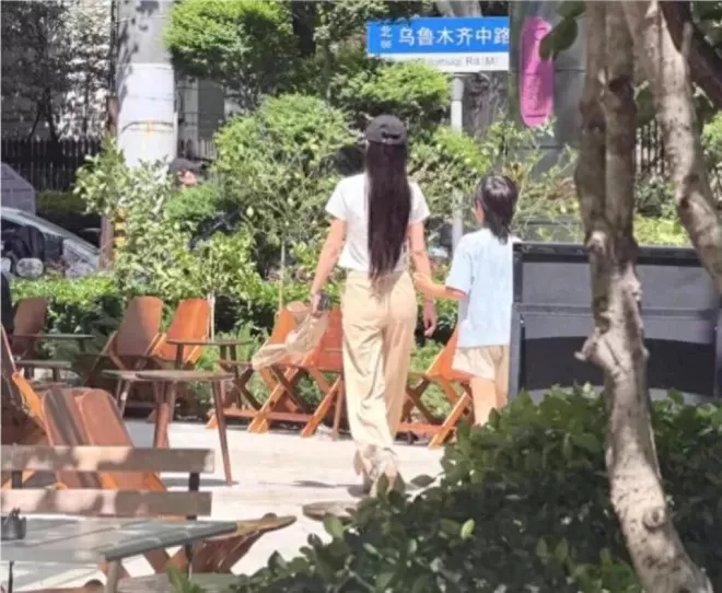 上海偶遇杨颖遛娃，身形丰腴接地气