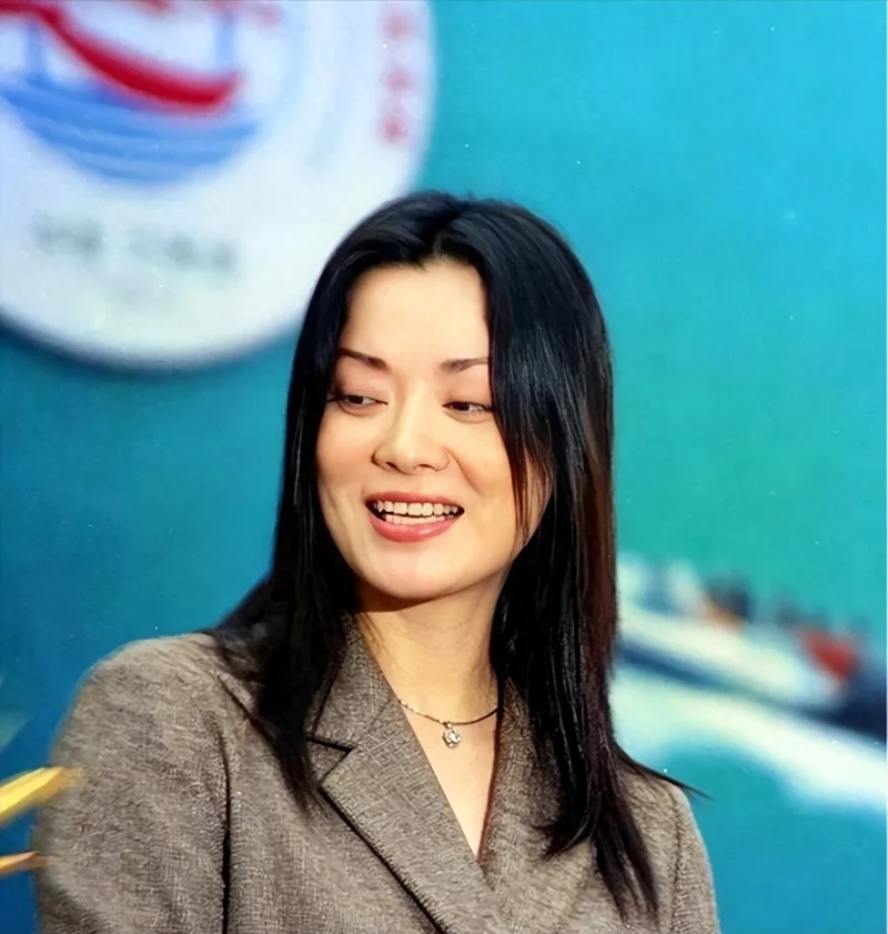 富豪丈夫去世5年后 63岁毛阿敏近况:白发不染黑 儿女相伴