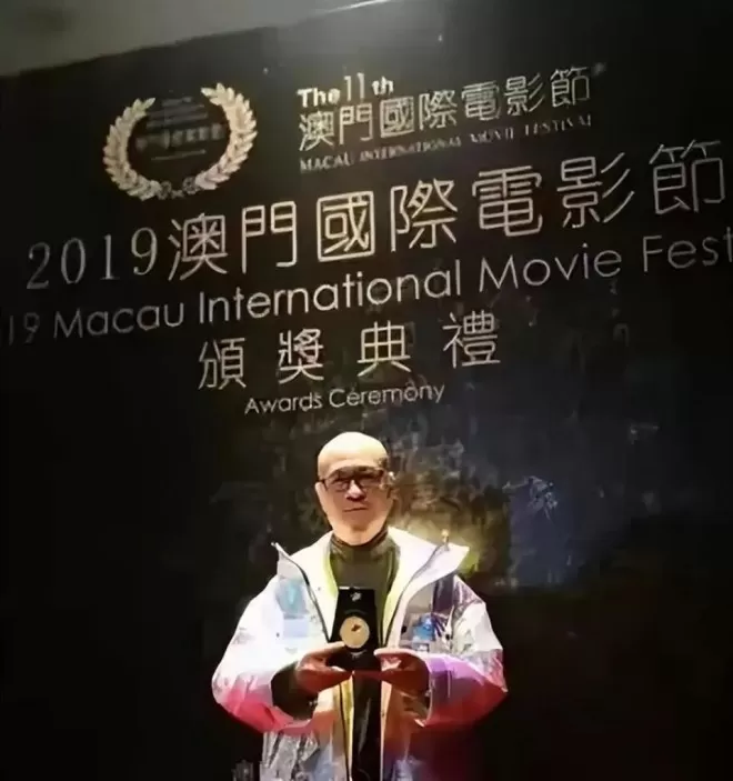 知名歌手娶小25岁娇妻，年近60岁儿子才1岁