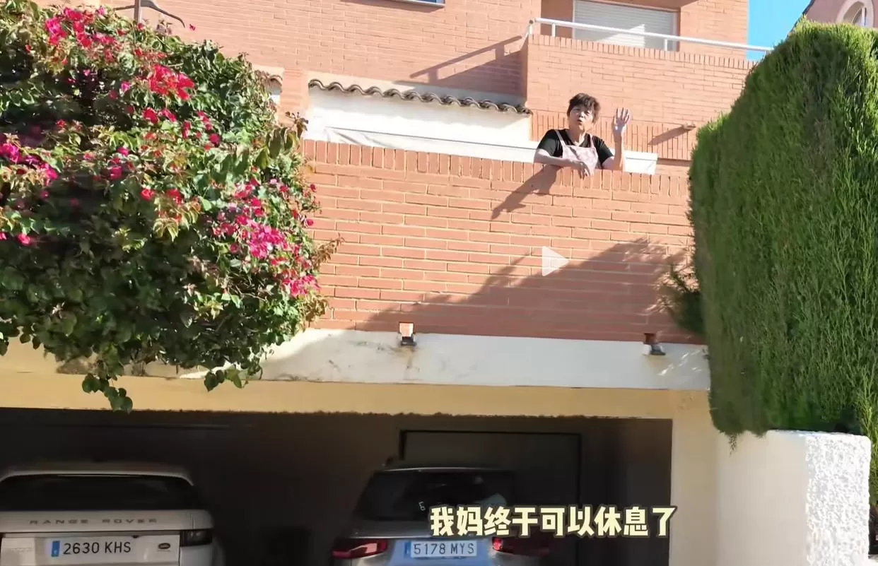 林丹一家4口住西班牙别墅，买了2辆豪车，比邹市明有钱生活安逸