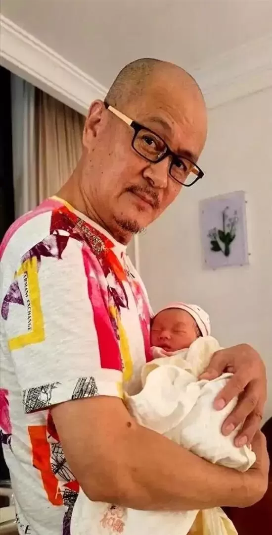知名歌手娶小25岁娇妻，年近60岁儿子才1岁