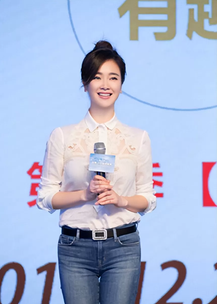 她曾是体操冠军，16岁被姜文带进娱乐圈，风流成性，绯闻多如雪花