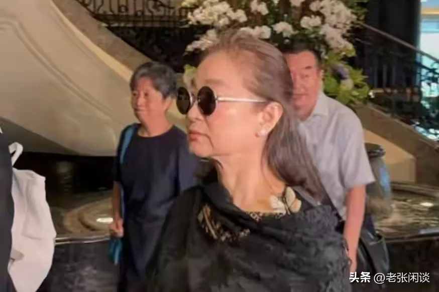 林青霞追思会现场发飙，抢过徐克话筒：她忍了44年，今天不再忍。