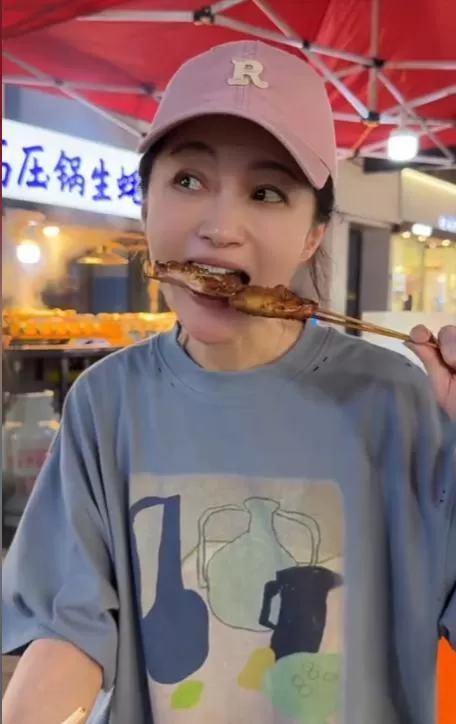 44岁姚笛现状：回老家吃烧烤，与丈夫长期分居，在家带孩子难复出