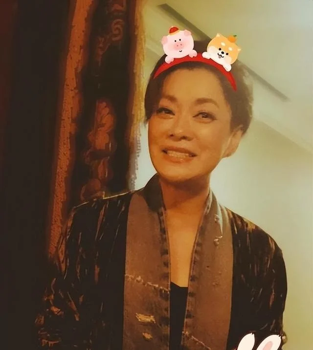 富豪丈夫去世5年后 63岁毛阿敏近况:白发不染黑 儿女相伴