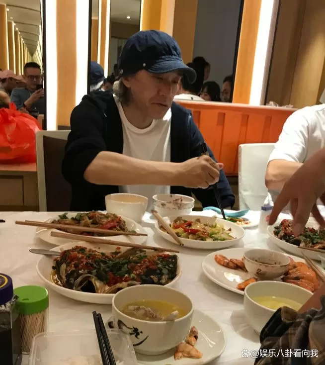 刘嘉玲透露周星驰来家中做客吃饭时全程沉默，只顾用餐吃完便离开，梁朝伟安静陪在一旁，二人就这般安静共处，场面十分特别