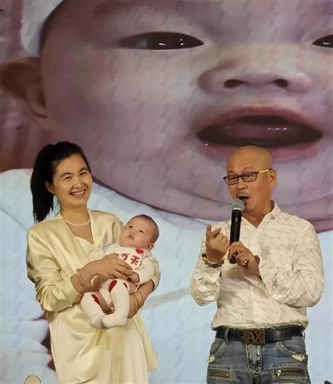 知名歌手娶小25岁娇妻，年近60岁儿子才1岁
