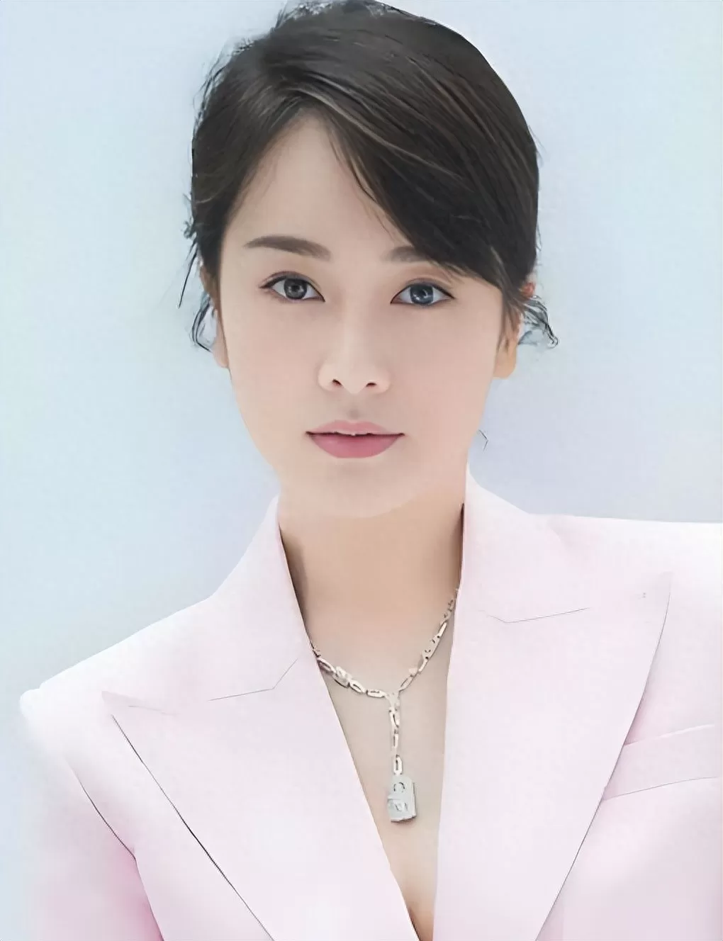 她曾是体操冠军，16岁被姜文带进娱乐圈，风流成性，绯闻多如雪花
