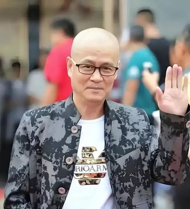 知名歌手娶小25岁娇妻，年近60岁儿子才1岁