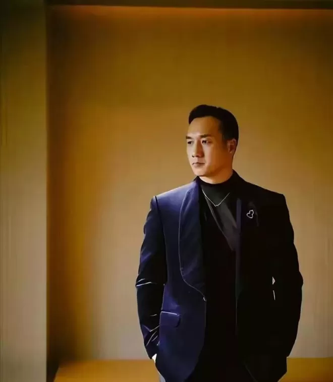 与徐静蕾同居5年分手，后转身娶小13岁网恋妻子