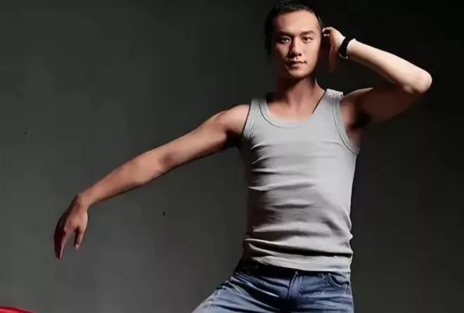 与徐静蕾同居5年分手，后转身娶小13岁网恋妻子