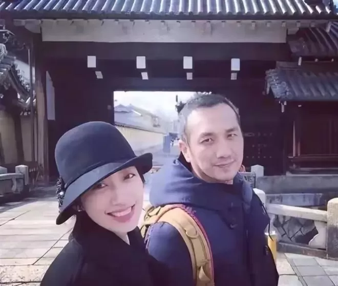 与徐静蕾同居5年分手，后转身娶小13岁网恋妻子