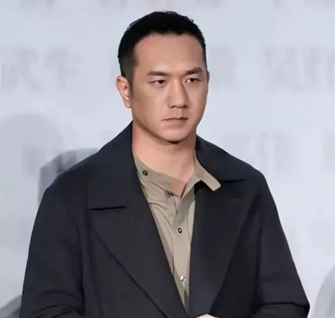 与徐静蕾同居5年分手，后转身娶小13岁网恋妻子