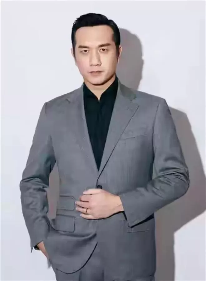 与徐静蕾同居5年分手，后转身娶小13岁网恋妻子