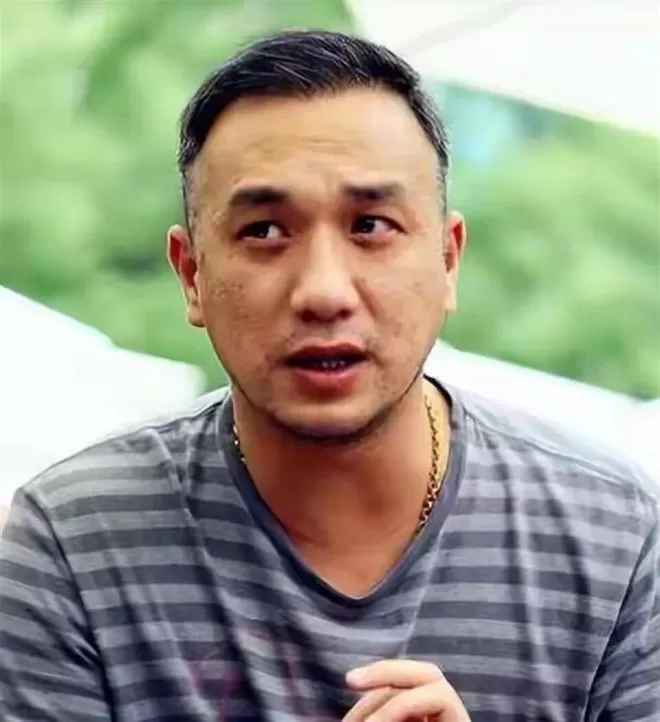 与徐静蕾同居5年分手，后转身娶小13岁网恋妻子