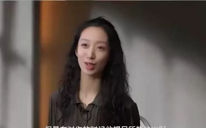与徐静蕾同居5年分手，后转身娶小13岁网恋妻子