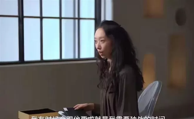 与徐静蕾同居5年分手，后转身娶小13岁网恋妻子