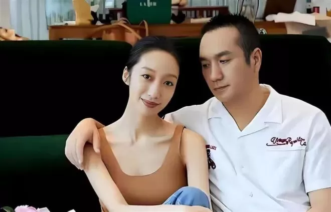 与徐静蕾同居5年分手，后转身娶小13岁网恋妻子