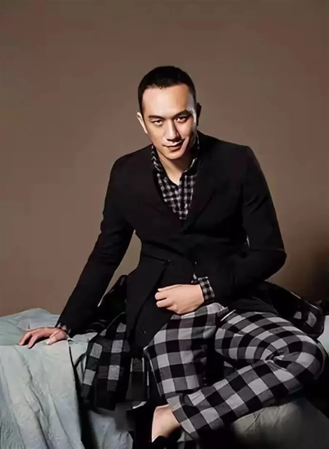 与徐静蕾同居5年分手，后转身娶小13岁网恋妻子
